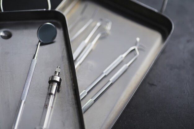 Attrezzature per lo studio dentistico. strumenti ortopedici. odontotecnico con strumenti di lavoro. strumenti del metallo del dentista.