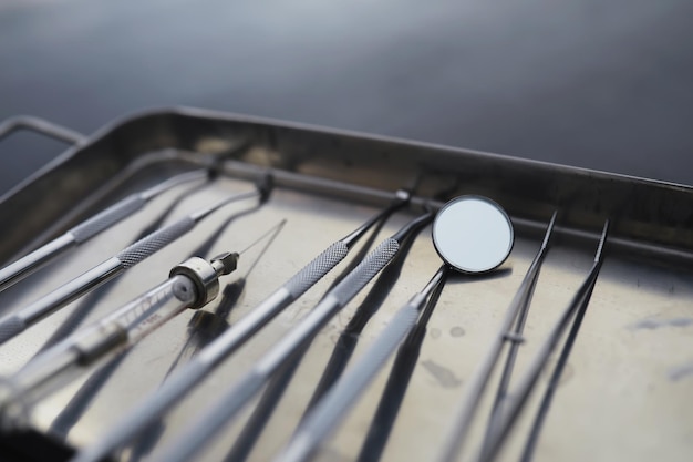 Foto attrezzature per lo studio dentistico. strumenti ortopedici. odontotecnico con strumenti di lavoro. strumenti del metallo del dentista.