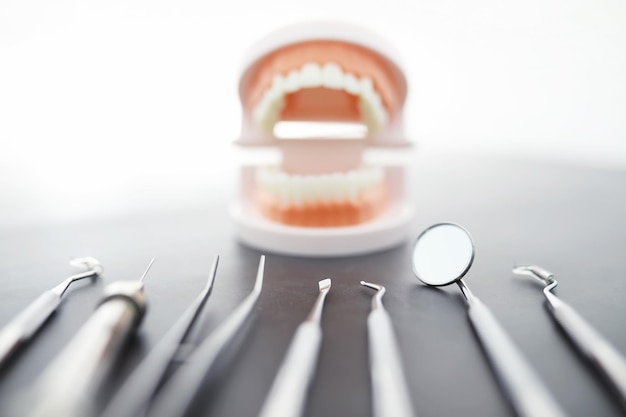 歯科医院の設備。整形外科用器具。作業工具を備えた歯科技工士。歯科医の金属工具。