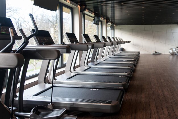 Оборудование и машины в тренажерном зале Modern Gym Room