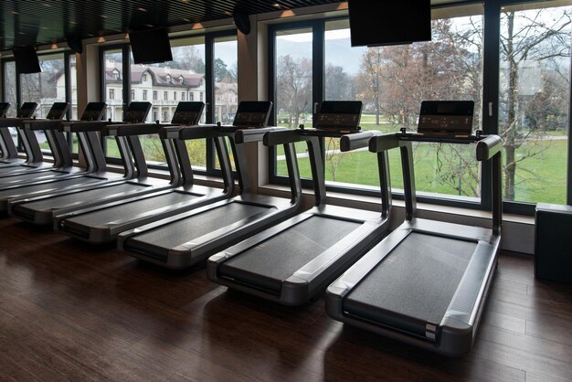 Оборудование и машины в тренажерном зале Modern Gym Room