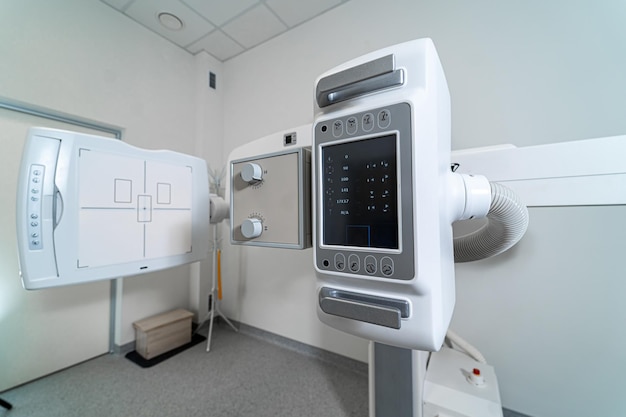 Оборудование для рентгена в современной клинике Рентгеновский аппарат с дистанционным управлением в современной клинике Фокус на части рентгеновского аппарата