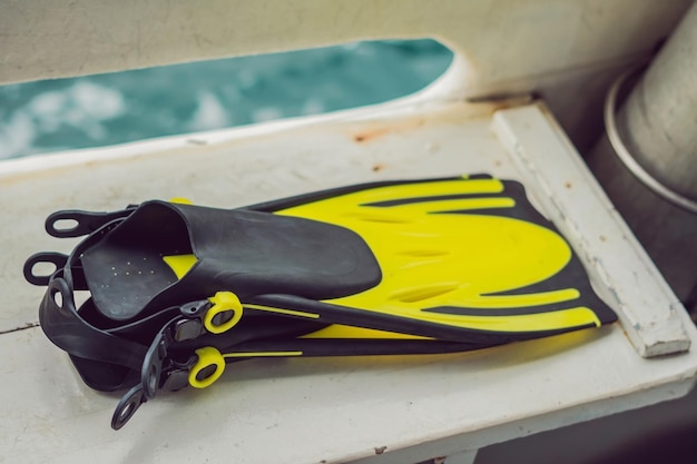 Foto l'attrezzatura per lo snorkeling sulla nave è pronta per le immersioni