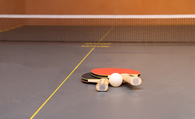 Attrezzatura per ping pong - racchette, palla, tavolo, rete.