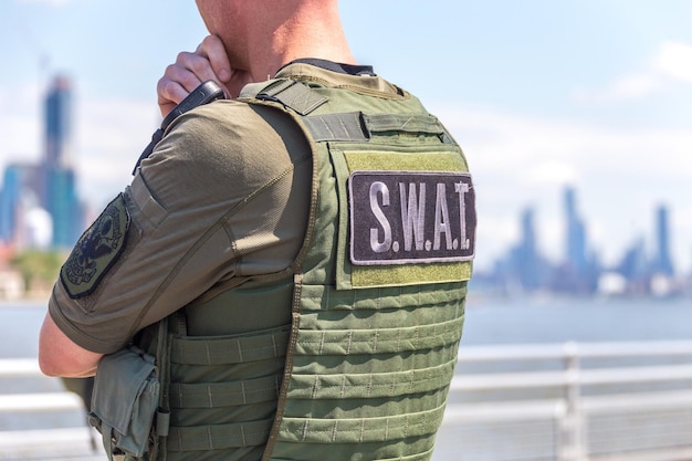 Photo equipped swat soldier standing on a peir