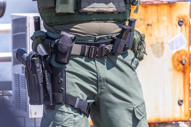 Photo equipped swat soldier standing on a peir