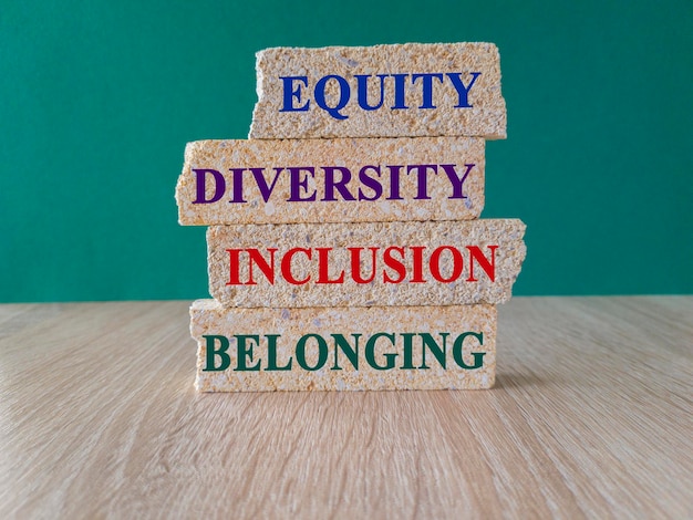 Equity diversity inclusion and belonging symbol Steenblokken met rode woorden