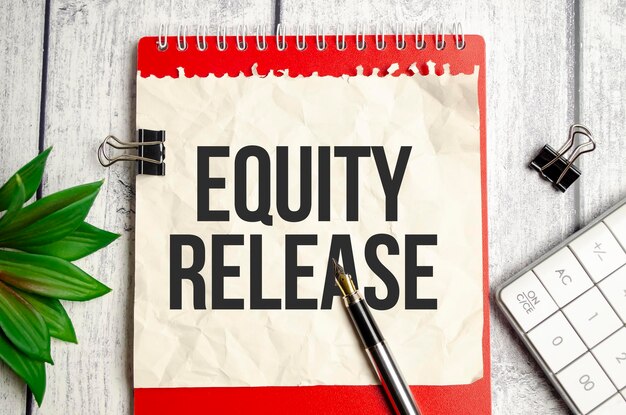 Equity Los woorden op wit notitieboekje en pen