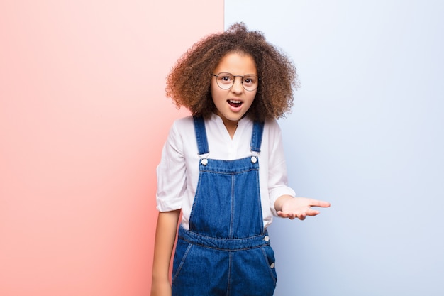 er boos, geïrriteerd en gefrustreerd uit zien schreeuwen wtf of wat is er mis met je