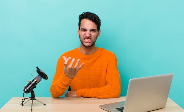 Er boos, geïrriteerd en gefrustreerd uitzien