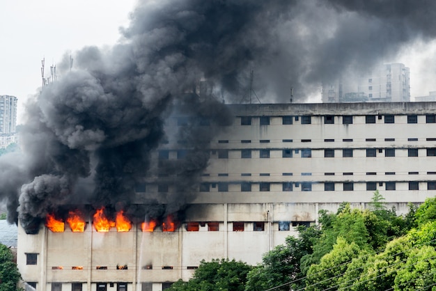 Er brak brand uit in het magazijn en de brandweer doofde de brand.