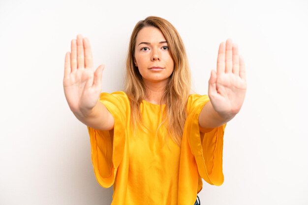 Foto er ernstig ongelukkig, boos en ontevreden uitzien, de toegang verbieden of stop zeggen met beide open handpalmen