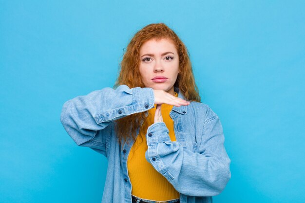 er ernstig, streng, boos en ontstemd uit te zien, een teken van time-out