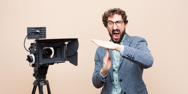 er ernstig, streng, boos en ontstemd uit te zien, een teken van time-out