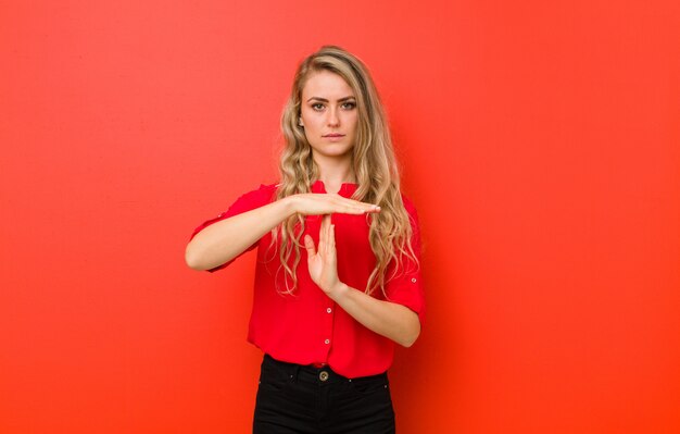 er ernstig, streng, boos en ontstemd uit te zien, een time-out teken