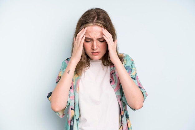 Er gestrest en gefrustreerd uitzien onder druk werken met hoofdpijn en last hebben van problemen