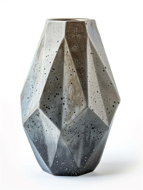 Foto er is een betonnen vaas met een geometrisch ontwerp erop.