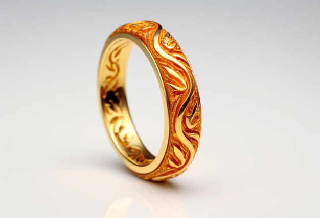 Er is een gouden ring met een ontwerp erop.