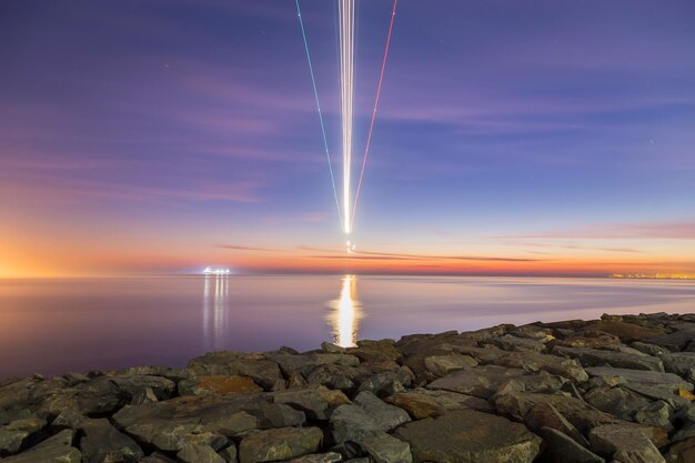 Er is een vliegtuig net voor de landing en zijn lichtspoor met lange belichtingstijd