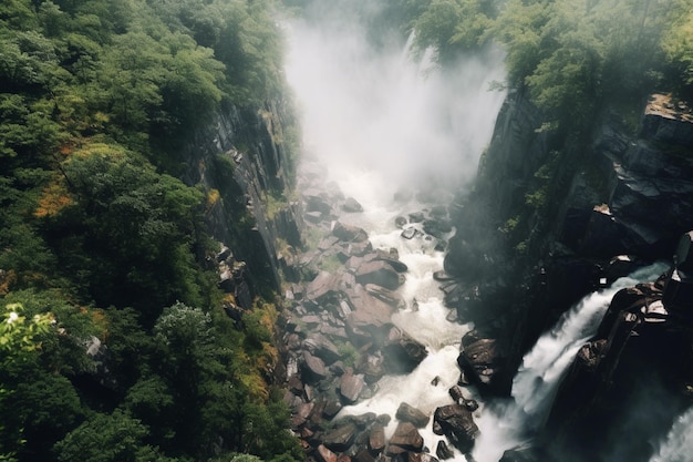 Er is een waterval die van een berghelling af stroomt.