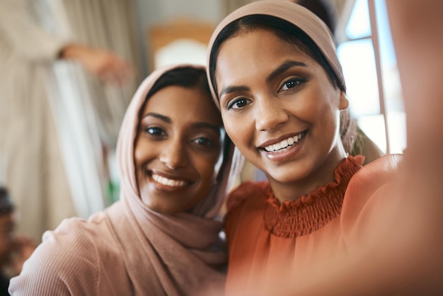 Er is geen grotere liefde dan liefde voor broers en zussen Shot van twee moslimzussen die samen selfies maken