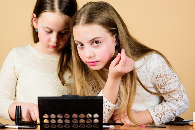 Er is make-up voor nodig om er natuurlijk uit te zien Schattige kleine meisjes die make-up doen om hun perfecte look te vinden Schattige kleine kinderen met een glamoureuze look Mode-look van schoonheidsmodellen
