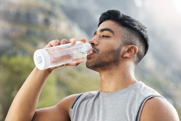 Er is niets beters voor u dan water. Shot van een man die water drinkt terwijl hij aan het trainen is.