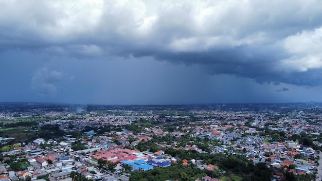 Foto er komt een storm over de stad