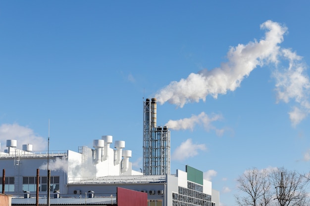 Er komt rook uit de pijp van de energiecentrale