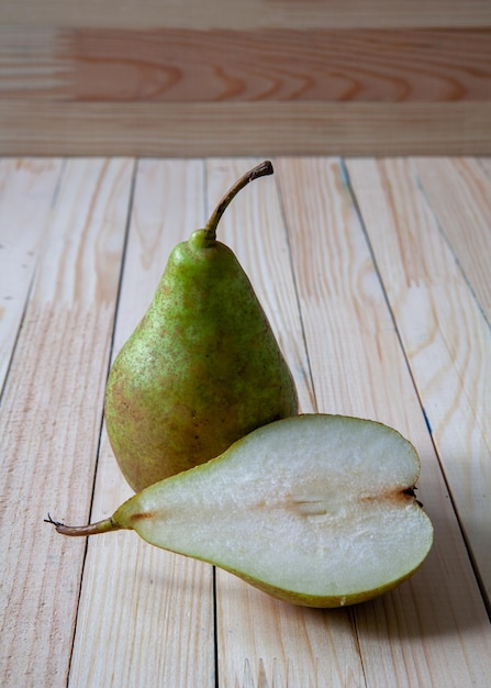 Er liggen twee peren op tafel Een is doormidden gesneden