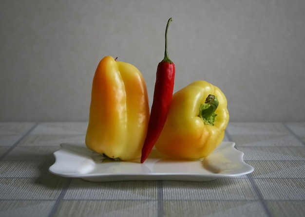 Er ligt een gele paprika op het bord.