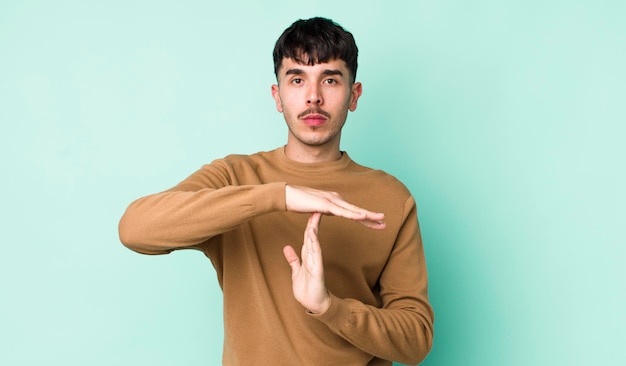 Er serieus streng boos en ontevreden uitzien en een time-out teken maken