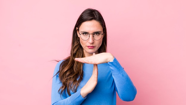 Er serieus streng boos en ontevreden uitzien en een time-out teken maken