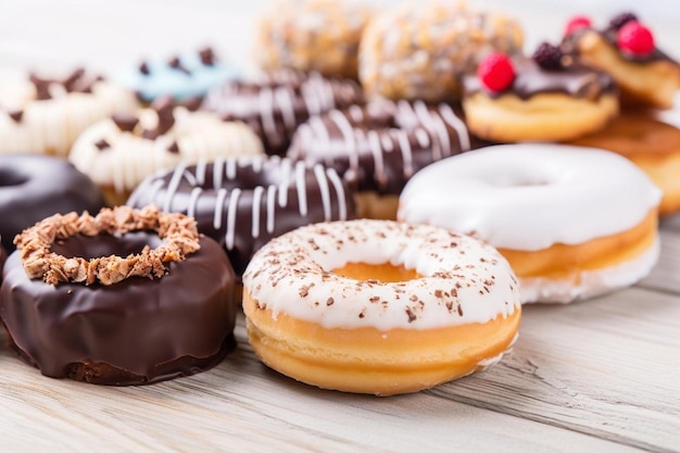 Er staan verschillende donuts op een tafel.