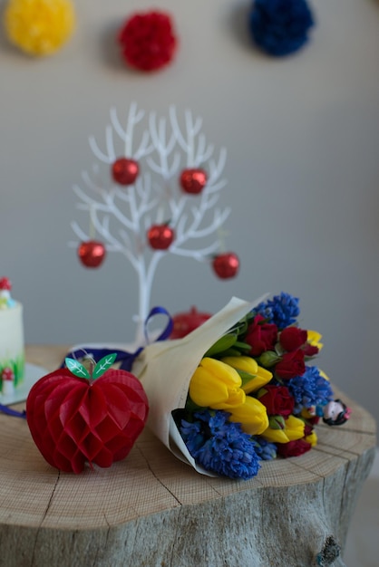 Er staat een boeket fleurige bloemen op tafel