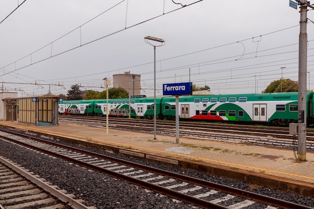 Er staat een groen-witte trein op de rails met een bord waarop "fenriz" staat.