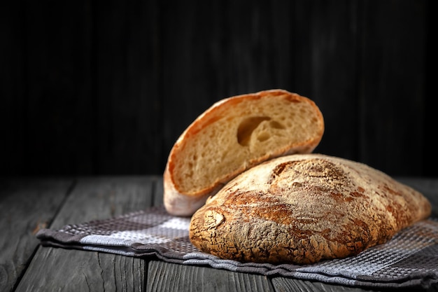 Er staat vers gebakken zelfgebakken brood op tafel