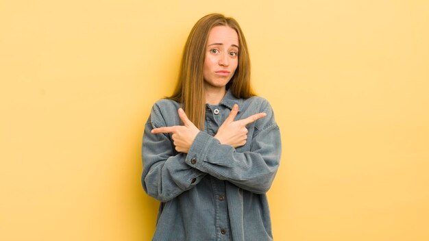 Foto er verbaasd en verward onzeker uitziend en met twijfels in tegengestelde richting wijzend