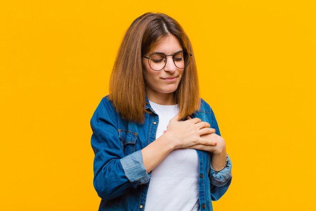 er verdrietig, gekwetst en diepbedroefd uitzien, beide handen dicht bij het hart houden, huilen en zich depressief voelen