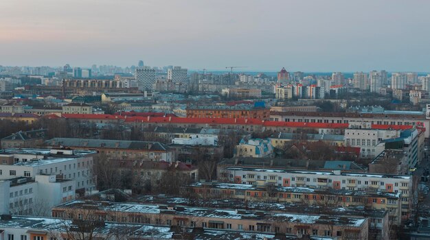 Foto er viel wintersneeuw in de stad minsk