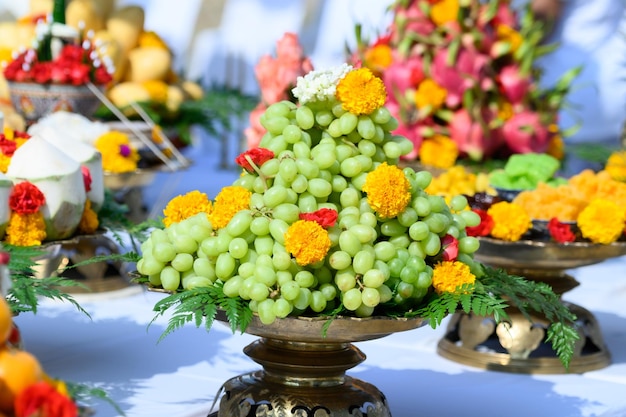 Foto er werden verschillende soorten fruit en offers gebracht voor de aanbiddingsceremonie van de goden van het hindoeïsme