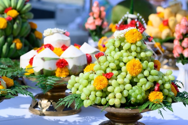 Foto er werden verschillende soorten fruit en offers gebracht voor de aanbiddingsceremonie van de goden van het hindoeïsme