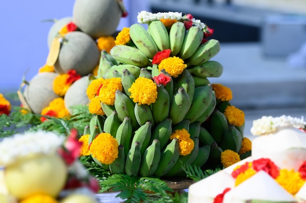 Foto er werden verschillende soorten fruit en offers gebracht voor de aanbiddingsceremonie van de goden van het hindoeïsme