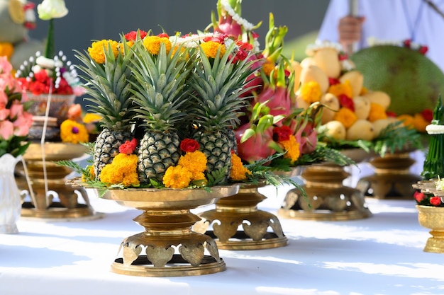 Foto er werden verschillende soorten fruit en offers gebracht voor de aanbiddingsceremonie van de goden van het hindoeïsme