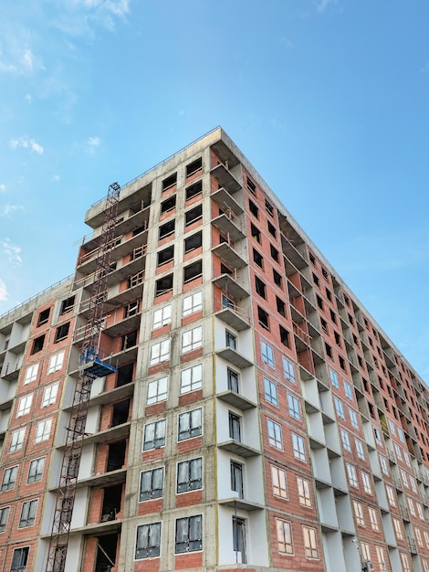 Foto er wordt een paneelhuis gebouwd.