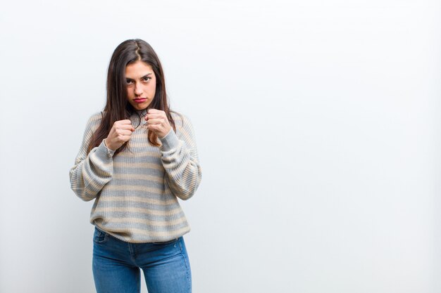 er zelfverzekerd, boos, sterk en agressief uitzien, met vuisten klaar om te vechten in bokspositie