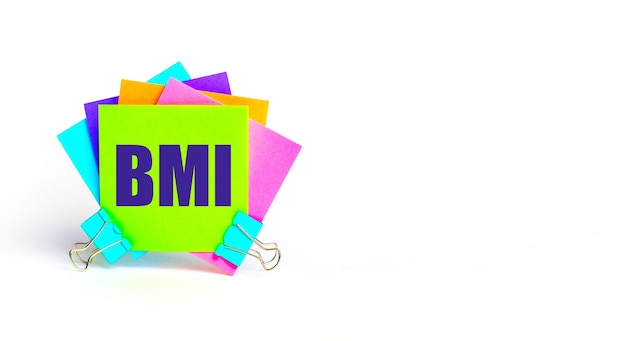 Er zijn felgekleurde stickers met de tekst bmi body mass index copy space