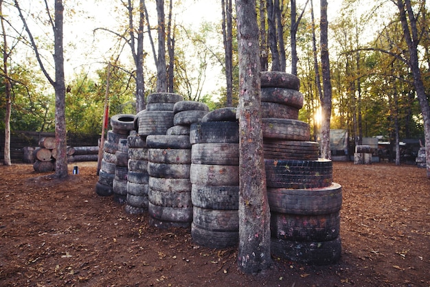 Er zijn veel achtergelaten oude en beschadigde banden aan de basis om paintball te spelen, waar spelers die enthousiast zijn over het spel zich verstoppen