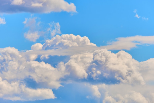 Er zijn veel dikke witte wolken aan de hemel