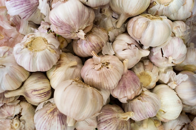 Er zitten veel knoflookbollen in het bord